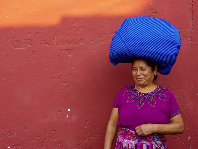 Ein Besuch des Markts von Chichicastenango darf auf unserer Reise durch Guatemala und El Salvador nicht fehlen. Alles leuchtet hier farbenfroh: Obst, Gemüse, Hängematten, Ponchos - und auch die Gewänder der Mayafrauen.