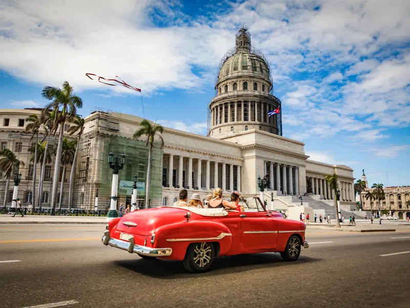 Auf unserer Reise in der Mini-Gruppe cruisen wir in liebevoll in Schuss gehaltenen Oldtimern durch Havanna, hier vor dem Capitolio.
