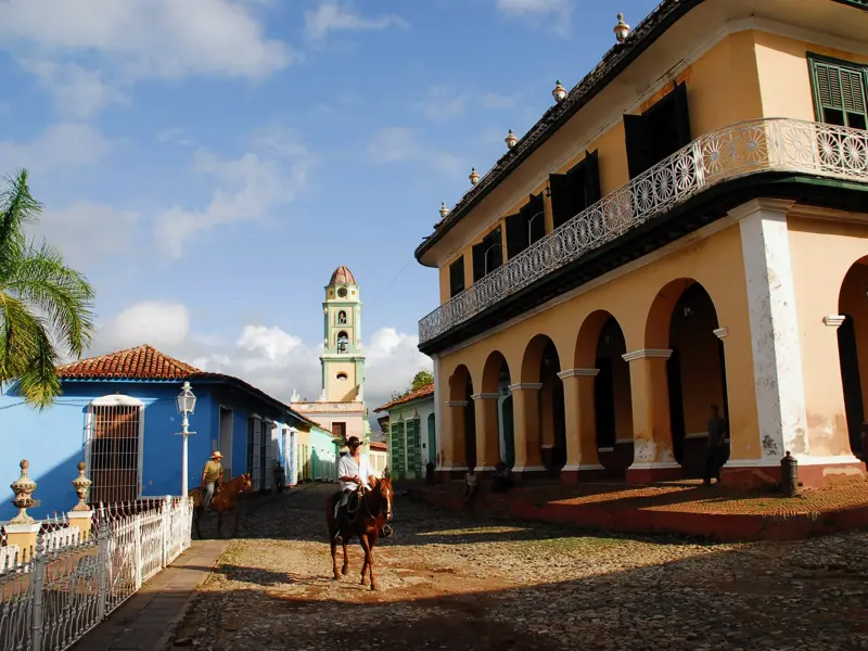 Auf unserer Reise in der Mini-Gruppe sind wir in Trinidad für drei Nächte zu Gast in Casas Particulares. Eine bunte Stadt mit prächtigen Palästen früherer Zuckerbarone, die durch Zucker- und Sklavenhandel im 19. Jahrhundert reich wurden.