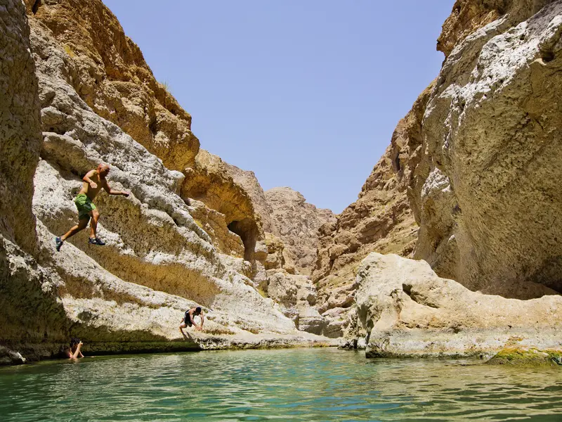 Unsere Rundreise durch den Oman führt Sie auch in Wadis. Die Wadis des Oman sind kleine Paradiese und laden auch mal zum erfrischenden Bad ein.