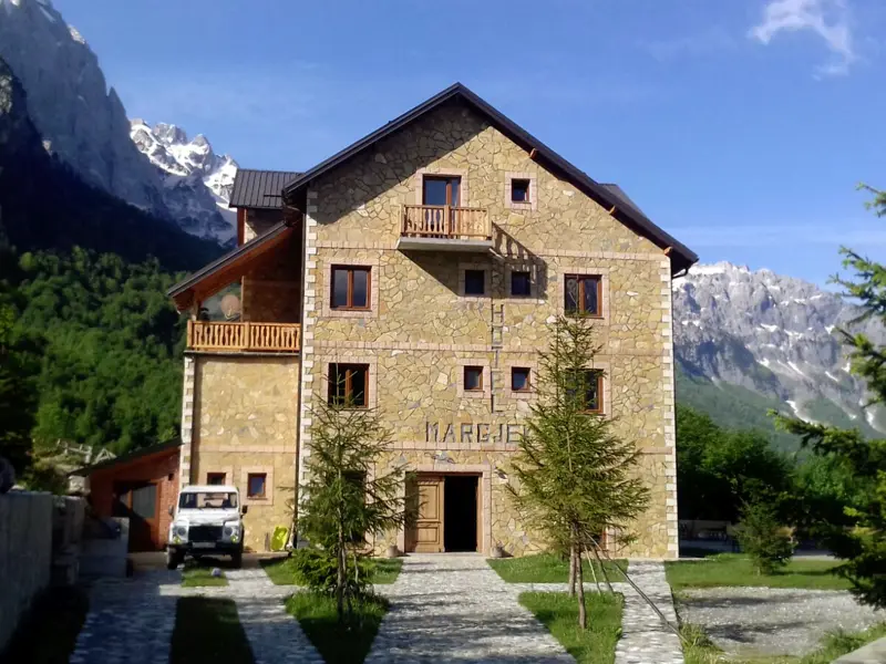 Hotel Margjeka: Mitten im Naturparadies des Valbona-Nationalparks haben sich unsere Gastgeber - Sherif und seine deutsche Frau Janett - einen Traum erfüllt.