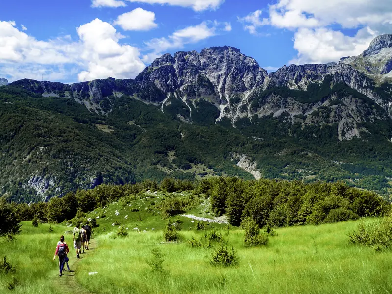 Rein in die Wanderstiefel! Klare Luft, Bergspitzen, Bäche, dichte Wälder und kaum Menschen - der Scout führt uns im Valbona-Nationalpark durch unberührte Täler. Lohn ist ein Snack in der Hütte von Bergbauer Tahir.