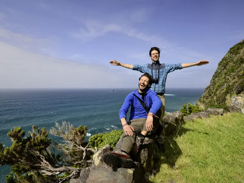 Auf unserer Rundreise mit YOUNG LINE sind wir auf den Azoren zwischen Vulkanen und Kraterseen unterwegs und wandern an der Küste entlang.