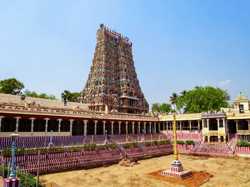 In Madurai erwartet uns auf unserer Rundreise mit YOUNG LINE durch Südindien ein Wolkenkratzer mit Göttern in Bonbonfarben ¿ der Sri-Minakshi-Tempel.