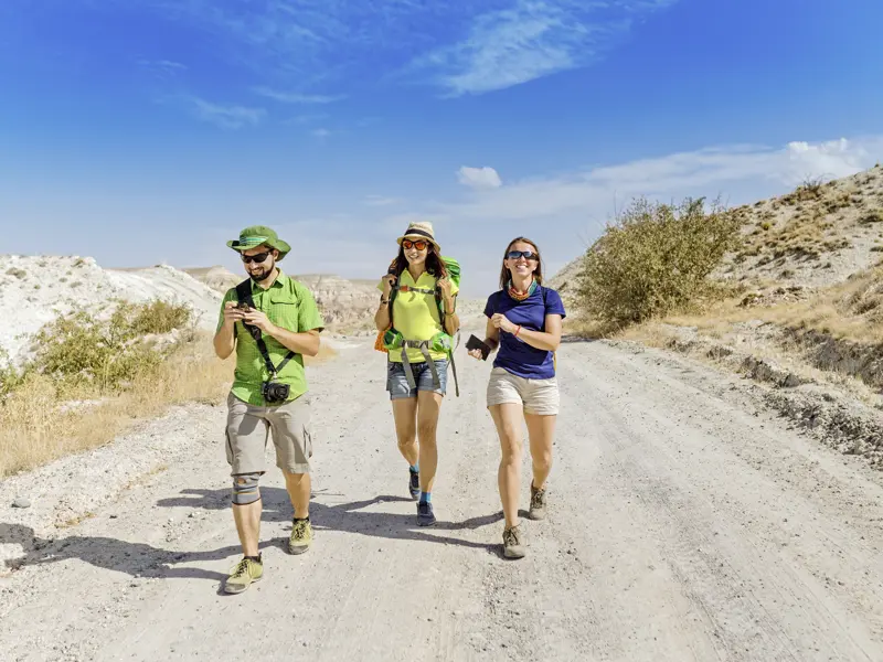 Gemeinsam mit unserem Scout sind wir auf unserer Rundreise mit YOUNG LINE durch Jordanien auch zu Fuß unterwegs.
