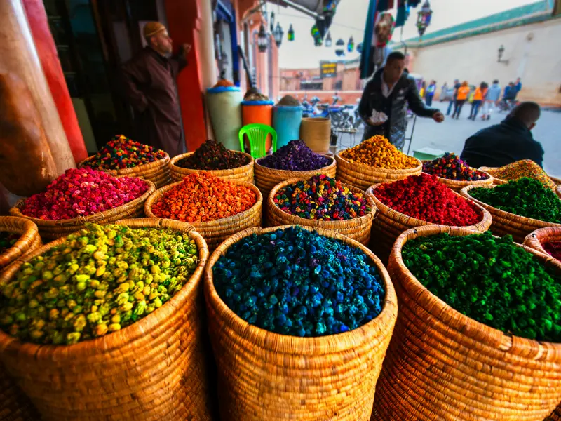Auf unserer Rundreise durch Marokko durchstreifen wir die Souks von Marrakesch. Gelegenheit zum Gewürze-Shopping und zu einem genaueren Blick auf die farbenfrohen Auslagen der Geschäfte.