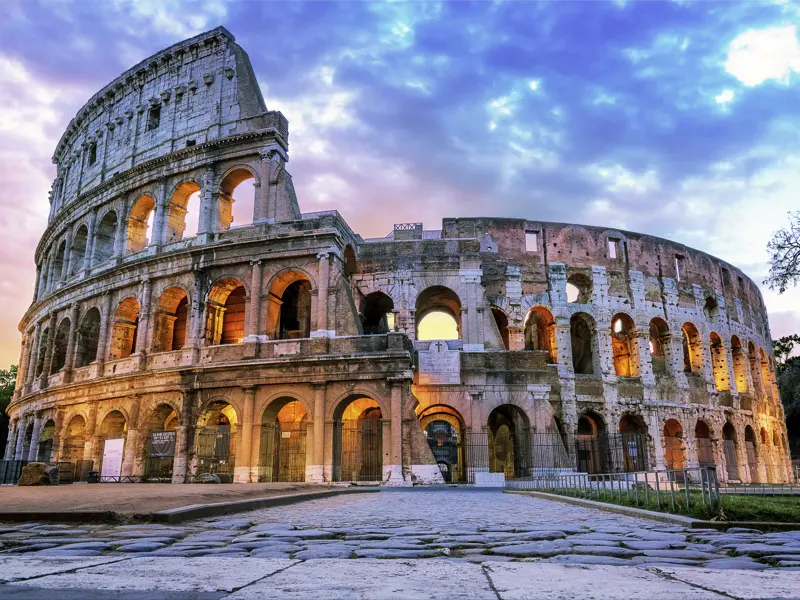 Ein Muss auf Ihrer individuellen Städtereise nach Rom: das abends eindrucksvoll beleuchtete Kolosseum.