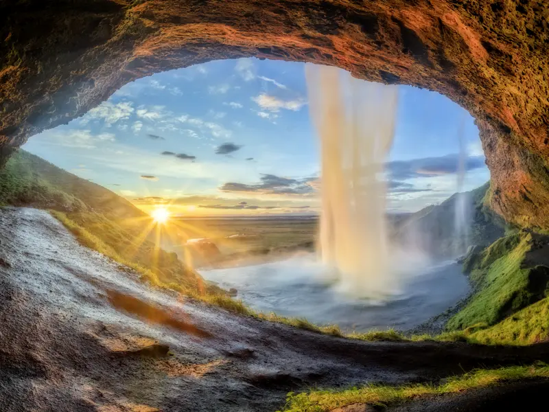 Während Ihrer Mietwagenreise stoppen Sie am wunderschönen Wasserfall Seljalandsfoss, wo Sie in der Höhle hinter dem Wasserfall tolle Bilder machen können.