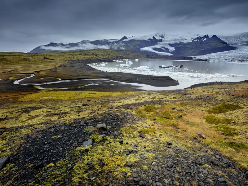 Während Ihrer Mietwagenreise fahren Sie auch am Gletschersee Vatnajökull vorbei.