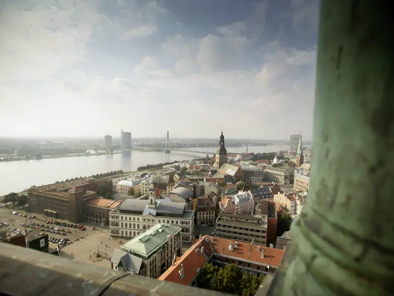 Auf Ihrer individuellen Rundreise durch das Baltikum genießen Sie vom Turm der Petrikirche aus  die Aussicht auf Lettlands Hauptstadt Riga.