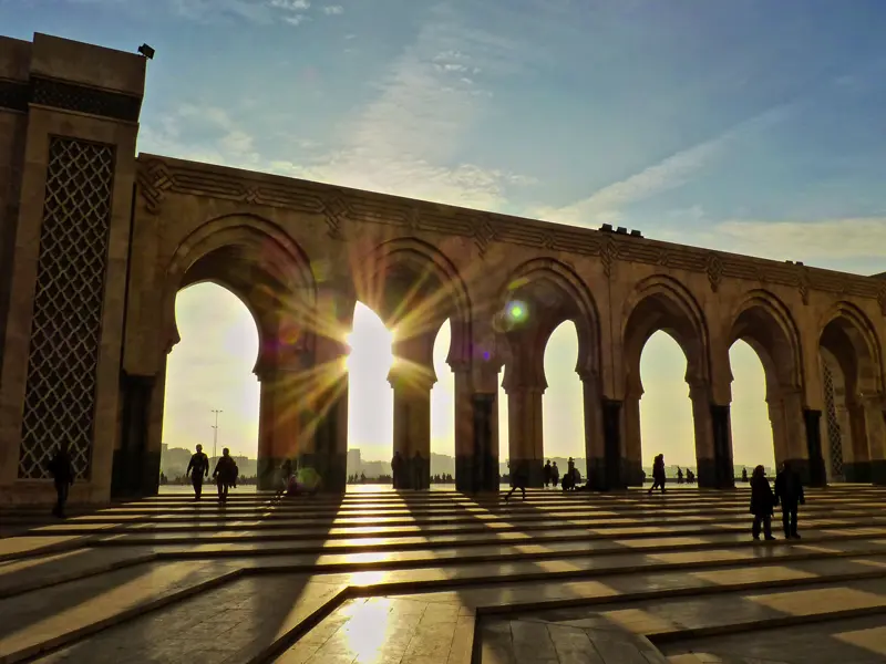Ein Höhepunkt auf Ihrer individuellen Rundreise durch Marokko: die riesige Hassan-II-Moschee in Casablanca. Das Geschenk des Königs an sein Volk ist das fünftgrößte muslimische Gotteshaus der Welt.