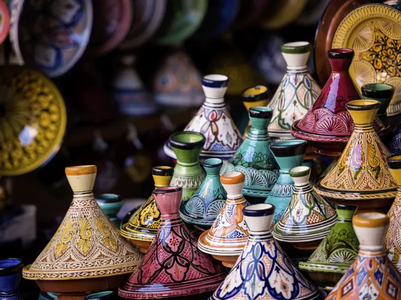 Auf Ihrer individuellen Rundreise durch Marokko darf ein Bummel durch den Souk von Fes natürlich nicht fehlen: Wie wäre es mit einer Tajine für zu Hause?