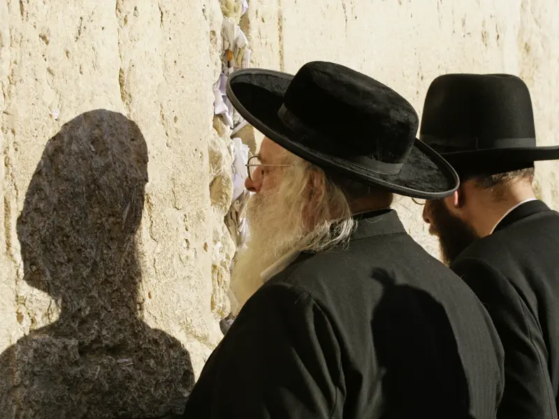 Auf Ihrer individuellen Rundreise durch Israel unterwegs in Jerusalem: Während Sie an der Klagemauer gläubigen Juden begegnen, beten die Muslime nur wenige Schritte weiter auf dem Tempelberg mit dem Felsendom.