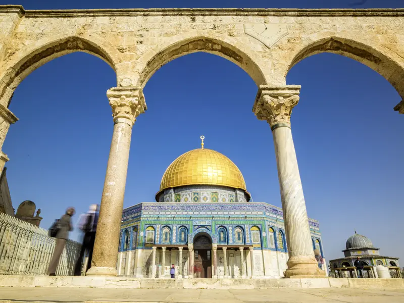 Die goldene Kuppel des Felsendoms auf dem Tempelberg in Jerusalem glitzert im Mittagslicht. Gläubige beten hier und an der Al-Aksa-Moschee; beides besichtigen Sie auf Ihrer individuellen Rundreise durch Israel und Jordanien von außen, wenn es die Sicherheitslage erlaubt.