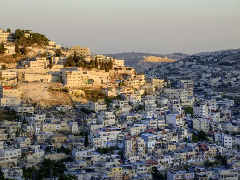 Auf Ihrer individuellen Rundreise durch Israel und Jordanien besuchen Sie auch Jerusalem. Die Heilige Stadt erstreckt sich mittlerweile über viele Hügel des Umlands.