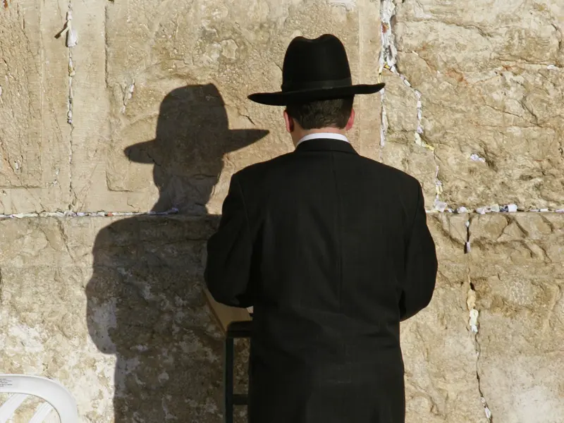 Eine Station auf Ihrer individuellen Rundreise durch Israel und Jordanien ist Jerusalem: An der Klagemauer begegnen Sie gläubigen Juden, die Muslime beten gleich daneben auf dem Tempelberg.