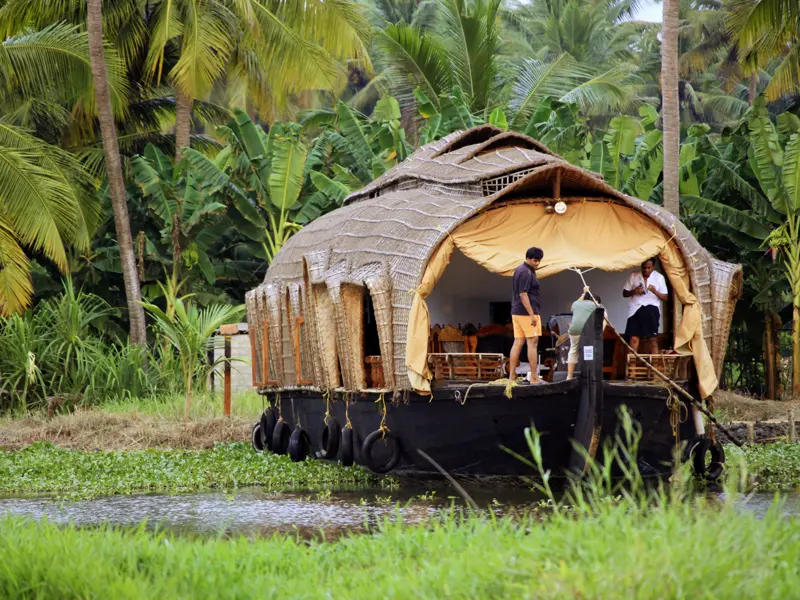 Wenn Sie auf Ihrer individuellen Rundreise durch Südindien die Backwaters ganz authentisch erleben wollen, dann nutzen Sie doch die Gelegenheit, statt im Hotel auf einem Hausboot zu übernachten.