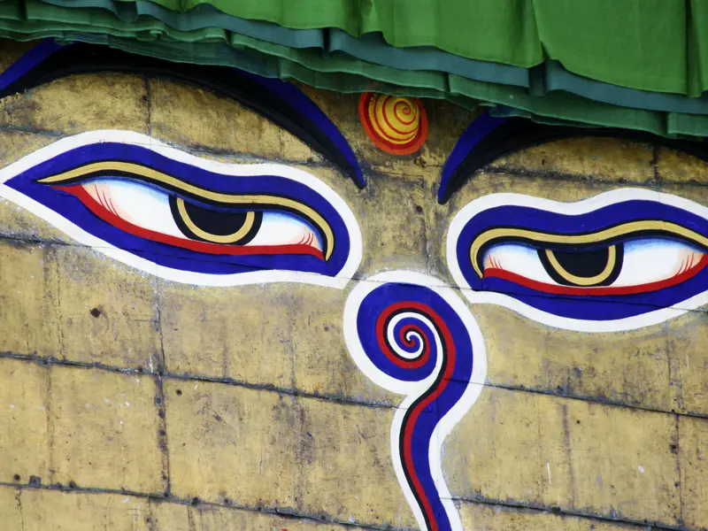 Auf Ihrer individuellen Rundreise durch Nepal besuchen Sie den Swayambunath-Stupa: Die Augen an der Wand des Tempels sind ein echter Hingucker.