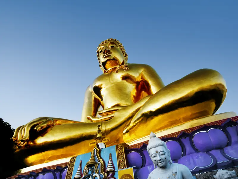 Buddhafiguren werden auf Ihrer individuellen Rundreise durch Thailand nicht nur in den Tempeln, sondern auch unterwegs Ihre ständigen Begleiter sein.