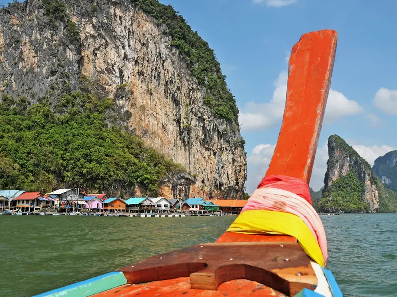 Auch das steht auf Ihrer individuellen Rundreise durch Thailand auf dem Programm: ein Ausflug mit dem Langschwanzboot.
