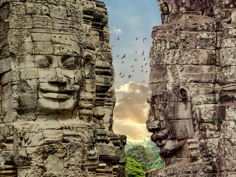 Ein Höhepunkt Ihrer individuellen Rundreise durch Laos und Kambodscha ist der Besuch von Angkor, wo Sie am Bayon-Tempel steinerne Gesichter geheimnisvoll anlächeln.