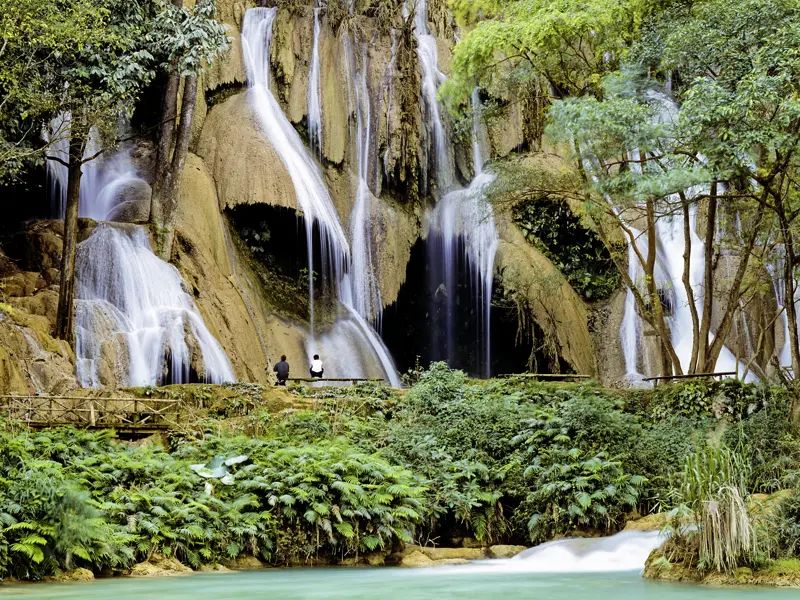 Auf Ihrer individuellen Rundreise durch Laos und Kambodscha unternehmen Sie von Luang Prabang aus einen Ausflug zum Wasserfall Tat Kuang Si. Nutzen Sie die Gelegenheit zu einem Sprung in das kühle Becken.