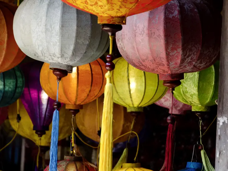 Auf Ihrer individuellen Rundreise durch Vietnam und Kambodscha besuchen Sie in Hoi An eine Laternenwerkstatt, wo Sie mehr über  die Herstellung der farbenfrohen Lampions erfahren. Und Sie dürfen am 7. Tag auch selbst Hand anlegen und Ihren eigenen Lampion kreieren.