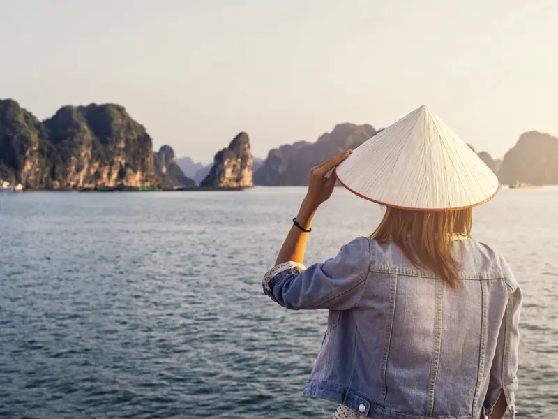 Auf Ihrer individuellen Rundreise durch Vietnam erkunden Sie die faszinierende Halongbucht auf einer Dschunke. Sie übernachten auch an Bord und können Sonenaufgang und -untergang in der Bucht genießen.
