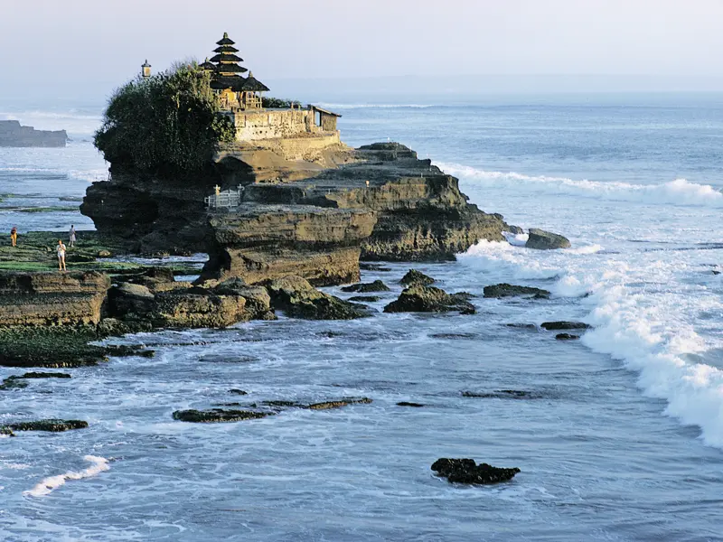 Auf Ihrer individuellen Rundreise nach Bali steht natürlich auch ein Besuch des Tempels Tanah Lot auf dem Programm - der auf einem Felsvorsprung gelegene Meerestempel wird sicher auch Sie verzaubern.