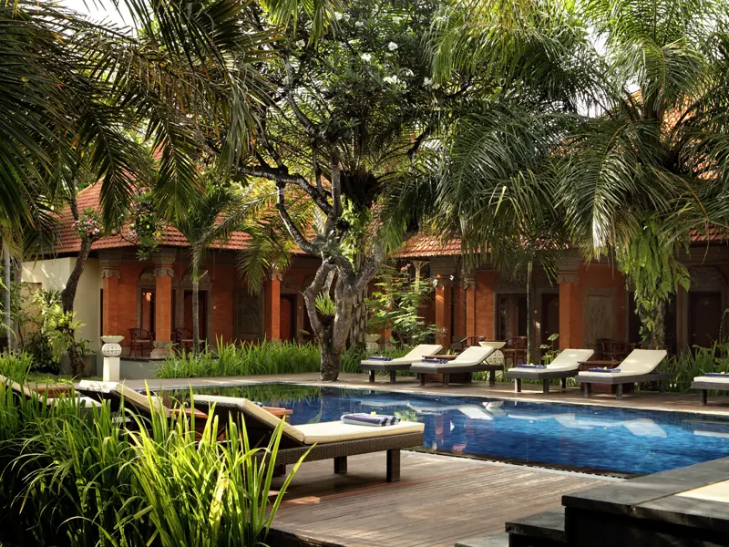Das 3,5-Sterne-Hotel Griya Santrian liegt direkt am Strand von Sanur. Entspannung bieten Wellnessbehandlungen im Rama Sita Spa oder der Outdoor-Pool. Die zwei Restaurants haben einen unvergleichlichen Blick auf den Indischen Ozean. Die klimatisierten Zimmer und Suiten kombinieren klassisch balinesische Architektur mit modernen Elementen. Zur Grundausstattung gehören Minibar, TV sowie WLAN. Einige Suiten verfügen über eine private Veranda oder einen Balkon.