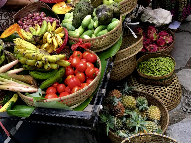 Auf Ihrer individuellen Rundreise durch Bali bleibt bestimmt auch Zeit für einen Bummel über den Markt mit Körben voller buntem Obst und Gemüse.