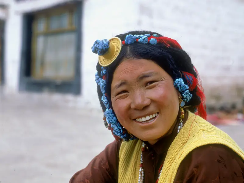 Auf Ihrer individuellen Rundreise durch Tibet kommen Sie bestimmt auch in Kontakt mit den Einheimischen - und wenn die Worte fehlen, tut es auch ein Lächeln.