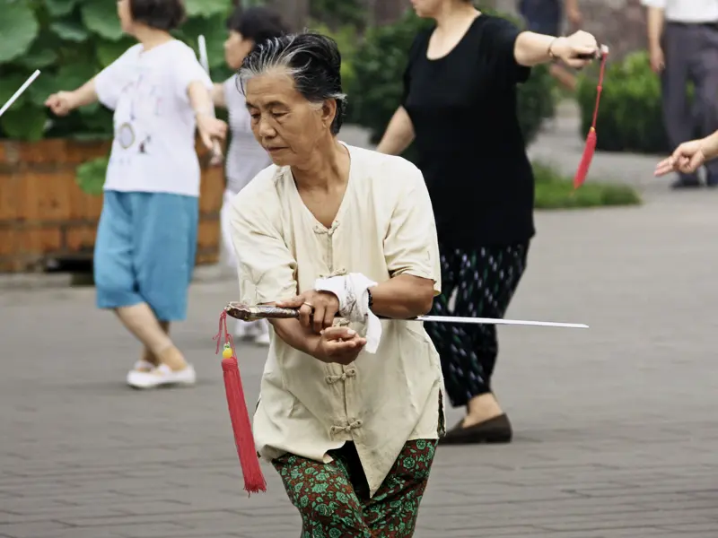 Schon in aller Frühe finden sich die Chinesen in den Parks zum Tai-Chi ein - der Anblick wird Ihnen auf Ihrer individuellen Rundreise immer wieder begegnen.