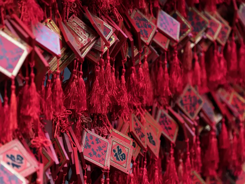Unterwegs besuchen Sie auf Ihrer individuellen Rundreise durch China immer wieder Tempel, an denen die Einheimischen ihre Glücksbringer anbringen.