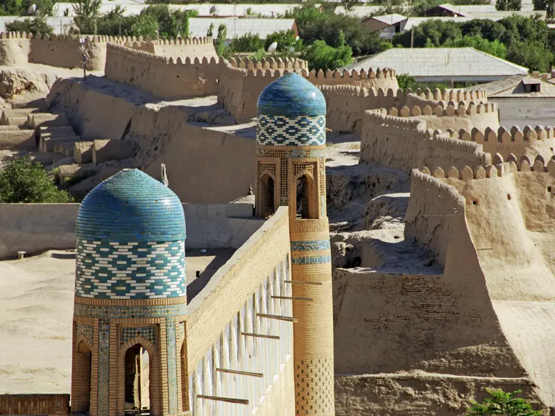 Auf Ihrer individuellen Rundreise durch Usbekistan erkunden Sie Chiwa - mit seiner iintakten Stadtmauer, Moscheen und Mausoleen ein Freiluftmuseum islamischer Architektur.