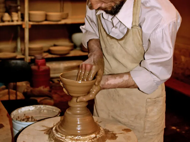 Auf Ihrer individuellen Rundreise durch Usbekistan lernen Sie beim Besuch einer Keramikwerkstatt  in Taschkent, wie die Kunstwerke gestaltet und dekoriert werden und können auch selbst Hand anlegen und Ihr persönliches Souvenir kreieren.