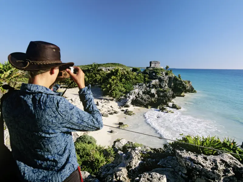 Die magische letzte Station Ihrer individuellen Rundreise durch Mexiko: Lassen Sie bei Tulum an der Riviera Maya Ihren Blick von der Steilküste über das Karibische Meer schweifen, bevor Sie den Aufenthalt in Ihrem schönen Badehotel genießen.