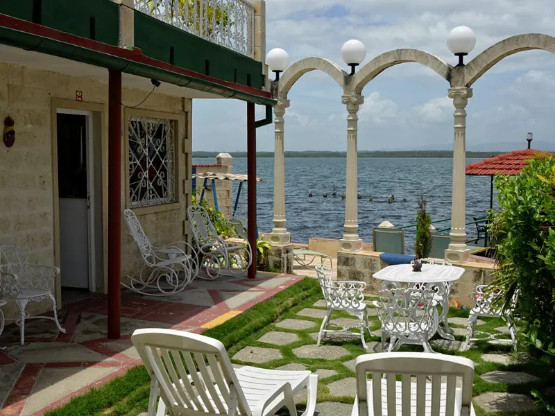 Ein Beispiel für ein schönes Casa Particular in Cienfuegos mit netter Terrasse und Blick auf die Bahía de Jagua.