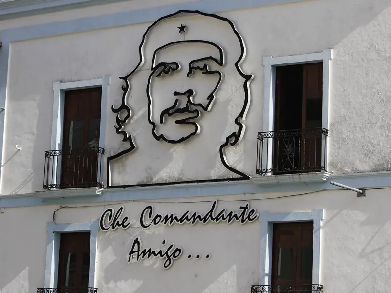 Ob als Denkmal, Bild oder einfach an der Hauswand - Che Guevara ist auf Ihrer individuellen Rundreise durch Kuba immer präsent.