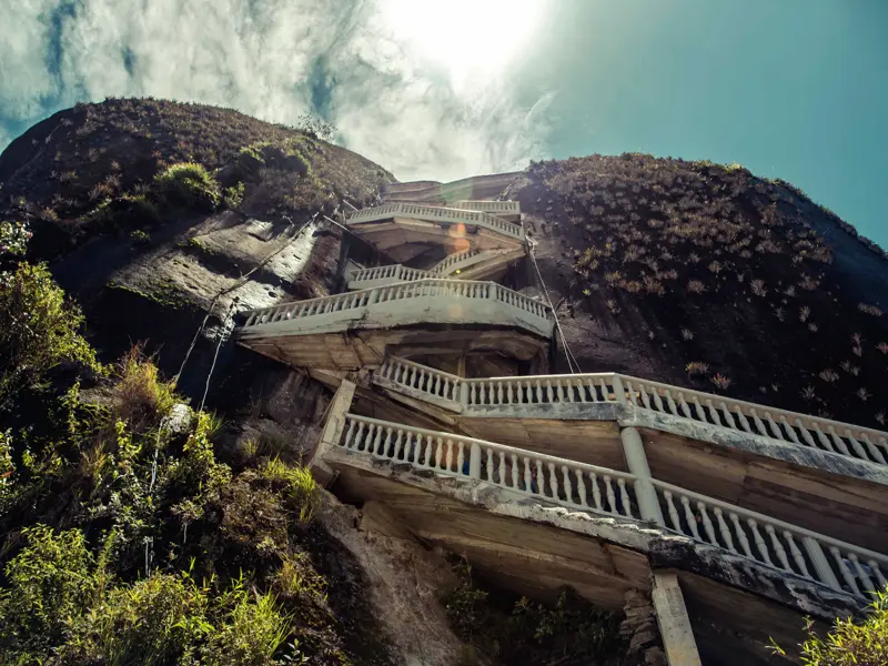 Ihre individuelle Rundreise durch Kolumbien führt Sie zum Piedra del Penol: Der Aufstieg über 740 Stufen wird mit einem herrlichen Rundblick über Umland und Stausee belohnt.