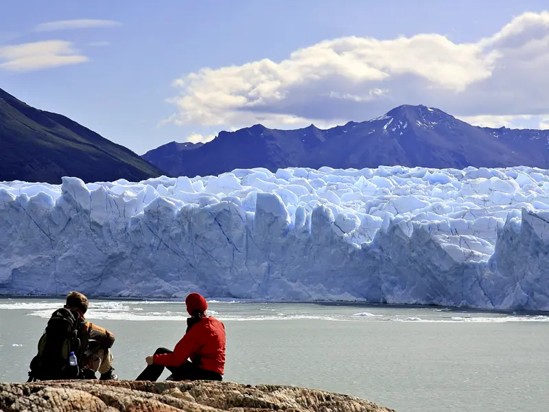 Auf Ihrer individuellen Rundreise durch Argentinien und Chile erwartet Sie am Lago Argentino ein Erlebnis der besonderen Art, wenn vom riesigen Moreno-Gletscher vor Ihren Augen Eisberge in Hausgröße abbrechen.