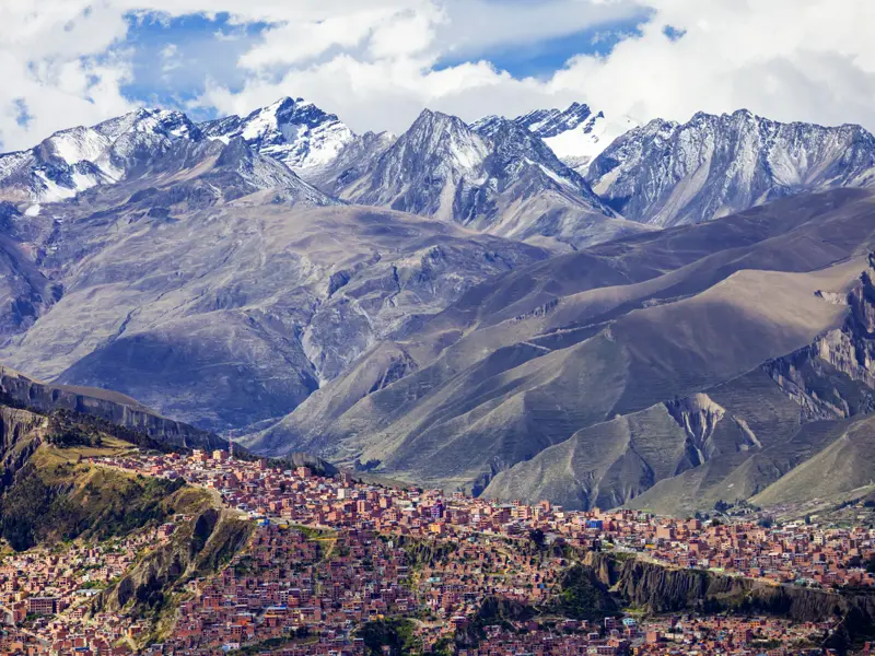 Auf Ihrer individuellen Rundreise durch Südamerika geht es in La Paz in Bolivien hoch hinaus: Sie fahren mit der Seilbahn nach El Alto und genießen überwältigende Ausblicke ins Tal.