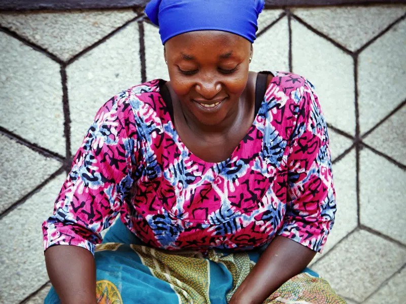 Auf Ihrer Rundreise durch Uganda und Ruanda  bleibt auch mal Zeit, über einen Markt zu bummeln und das Obst zu probieren, das die Frauen hier anbieten.