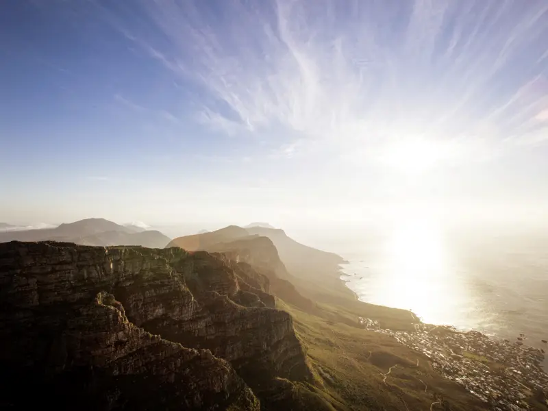 Zum Finale Ihrer individuellen Rundreise im Mietwagen durch Südafrika verbringen Sie drei Tage in Kapstadt. Ein besonderes Erlebnis: ein Sundowner auf dem Tafelberg oder dem Signal Hill bei Sonnenuntergang.