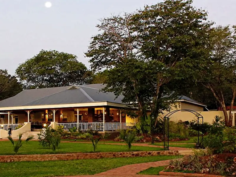 Etwa drei Kilometer von den majestätischen Victoria Falls entfernt, im ruhigen Wohngebiet der Kleinstadt, finden Sie die Pioneer Lodge. Pioneers bietet 50 elegante Zimmer mit eigenem Bad, die alle im Stil der zimbabwischen Pionierzeit gehalten sind und eine eigene Veranda mit Ausblick auf den Garten und den Swimming Pool besitzen.