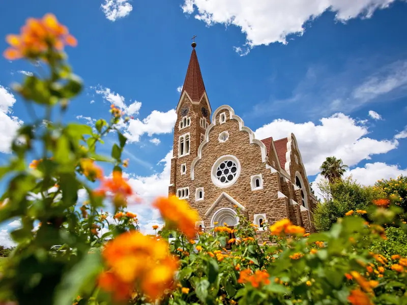 Erleben Sie auf Ihrer individuellen Rundreise durch Namibia die wichtigsten Sehenswürdigkeiten des Landes, unter anderem die Christuskirche in Windhuk.