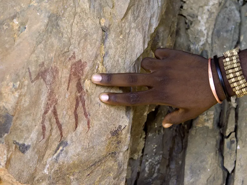 Ein Stück von Namibias Geschichte erzählen die prähistorischen Felszeichnungen in Twyfelfontein. Sie  lauschen gespannt den Erklärungen Ihres Scouts.