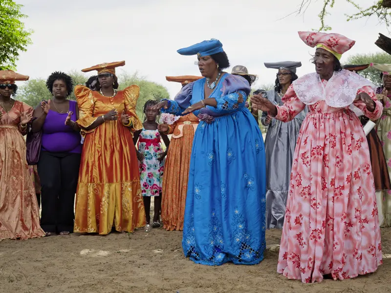 Auf Ihrer individuellen Rundreise im Mietwagen durch Namibia begegnen Ihnen vielleicht auch Herero-Frauen in ihrer traditionellen Tracht.
