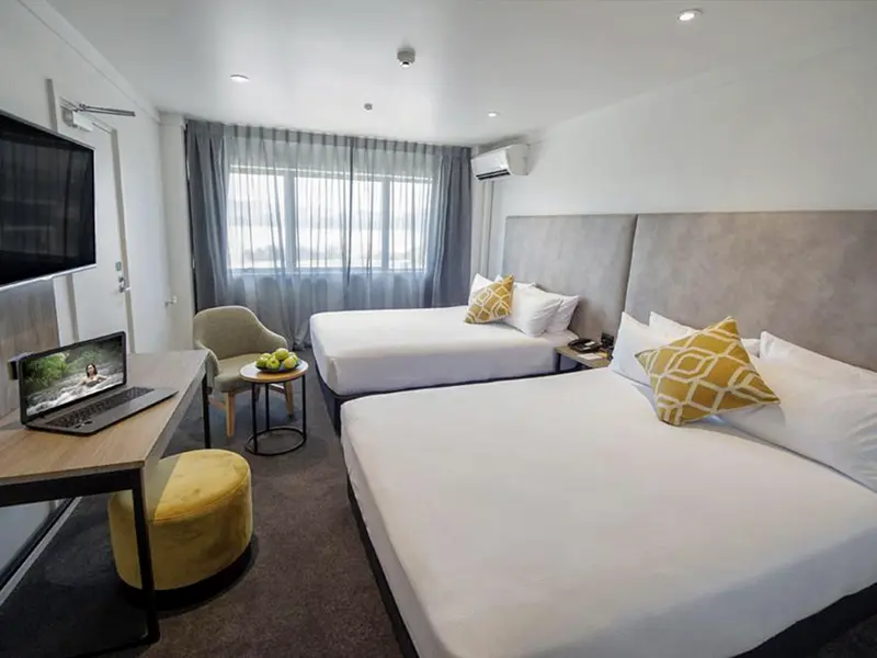 Die Zimmer im 4-Sterne-Hotel bieten eine atemberaubende Aussicht auf den Lake Rotorua.