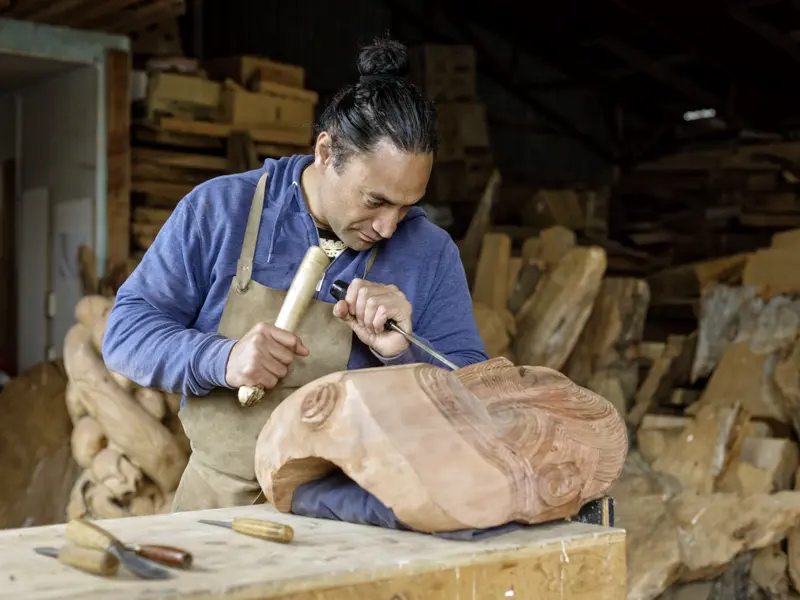 Auf Ihrer individuellen Rundreise durch Neuseeland können Sie im Auckland Museum die Holzschnitzereien der Maori bewundern.